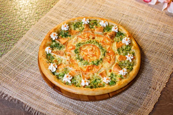 Дієтична піца з брокколі та помідорами — стокове фото