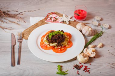 güzel bir dekor domates ile kavrulmuş et