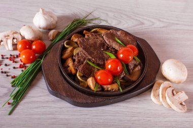 Kiraz domates ile bir tavada kızarmış et