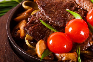 Kiraz domates ile bir tavada kızarmış et