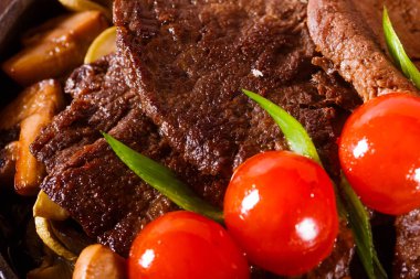 Kiraz domates ile bir tavada kızarmış et