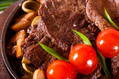 Kiraz domates ile bir tavada kızarmış et