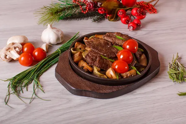 La carne frita en la cacerola con los tomates cherry — Foto de Stock