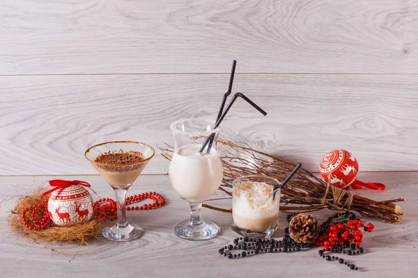 Kış milkshake içinde çikolata ve Hindistan cevizi ile yüksek gözlük