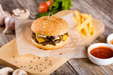 Burger mantar ve chop bir ahşap stand