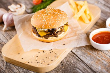 Burger mantar ve chop bir ahşap stand