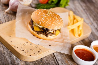 Burger mantar ve chop bir ahşap stand