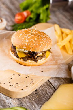 Burger mantar ve chop bir ahşap stand