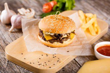 Burger mantar ve chop bir ahşap stand