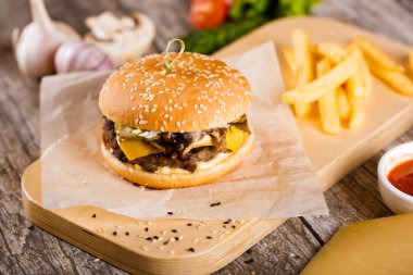 Burger mantar ve chop bir ahşap stand