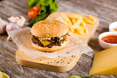 Burger mantar ve chop bir ahşap stand