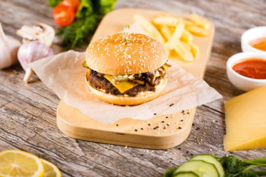 Burger mantar ve chop bir ahşap stand