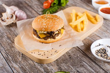Burger mantar ve chop bir ahşap stand