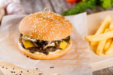 Burger mantar ve chop bir ahşap stand