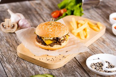 Burger mantar ve chop bir ahşap stand