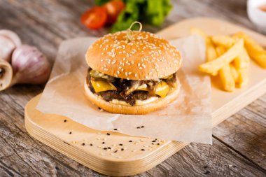 Burger mantar ve chop bir ahşap stand