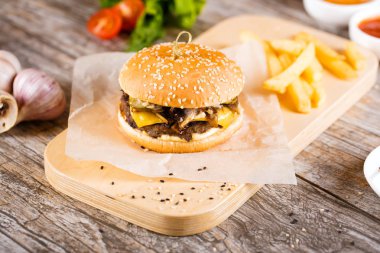 Burger mantar ve chop bir ahşap stand