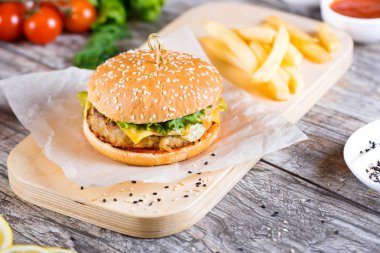 Burger mantar ve chop bir ahşap stand