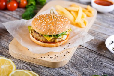 Burger mantar ve chop bir ahşap stand