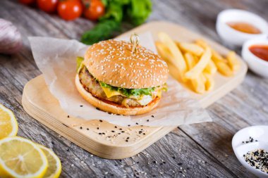 Burger mantar ve chop bir ahşap stand