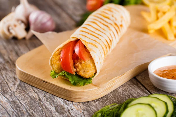 Tortilla tavuk ve domates bir ahşap stand ile — Stok fotoğraf