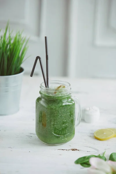 Green drink detox spinach smoothies kiwi Royalty Free Stock Photos