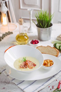 Parmesan ve pastırma ve kraker ile krem çorba