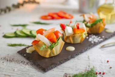 Karides kiraz beyaz peynir ve yeşillikleri salatası