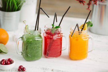 Taze içecek limonata portakal çilek kızılcık