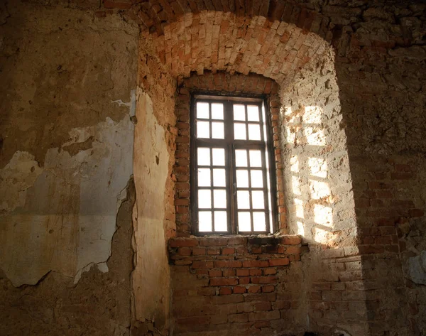 Окно в замке — стоковое фото