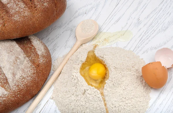 Pão branco sobre branco — Fotografia de Stock