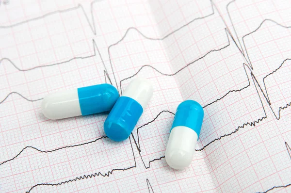 Pastillas en cardiograma —  Fotos de Stock