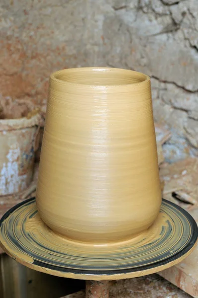 Argila molhada na roda de cerâmica — Fotografia de Stock
