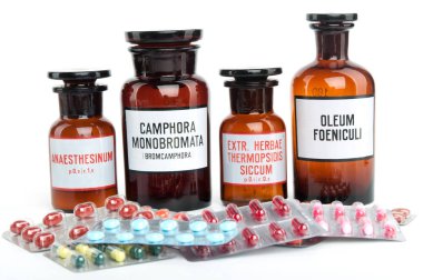 Tıbbi şişe hap ile beyaz arka plan üzerinde bir görüntü