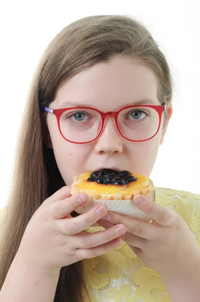 Μια Εικόνα Του Νεαρό Κορίτσι Τρώει Τούρτα Λευκό Φόντο — Φωτογραφία Αρχείου