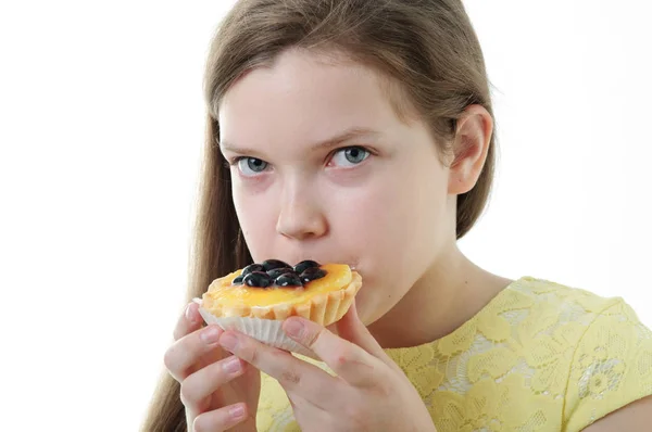 ケーキを食べる若い女の子のイメージ 白背景 — ストック写真