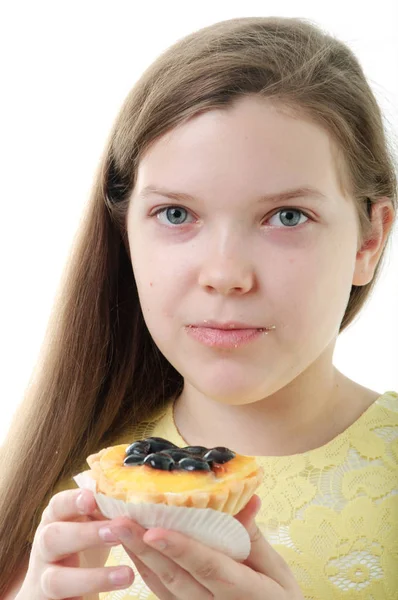 Μια Εικόνα Του Νεαρό Κορίτσι Τρώει Τούρτα Λευκό Φόντο — Φωτογραφία Αρχείου