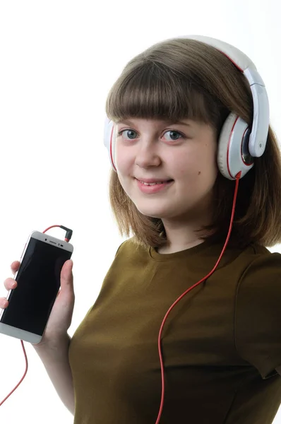 若い女の子は 音楽を聴き 白背景 — ストック写真