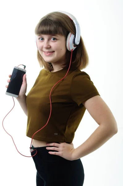 Chica joven escuchando música — Foto de Stock