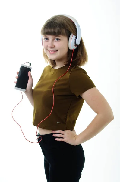 若い女の子は 音楽を聴き 白背景 — ストック写真
