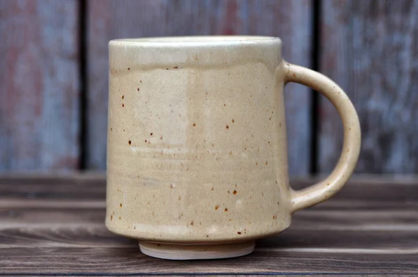 木制背景的米黄色茶杯的图像 — 图库照片