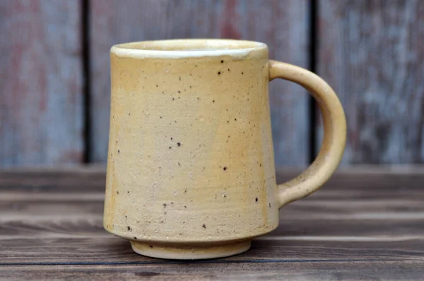 Una Imagen Taza Beige Sobre Fondo Madera —  Fotos de Stock