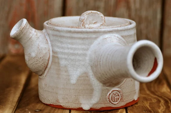 木制背景的陶器手工茶壶 — 图库照片