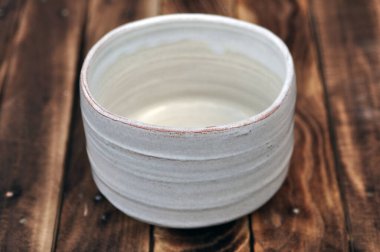Beyaz çömlek resmi, el yapımı wabi sabi çay çömleği çaydanlığı.