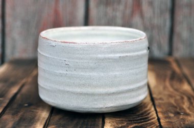 Beyaz çömlek resmi, el yapımı wabi sabi çay çömleği çaydanlığı.
