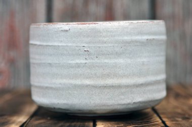 Beyaz çömlek resmi, el yapımı wabi sabi çay çömleği çaydanlığı.