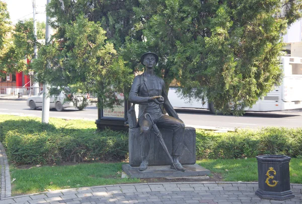 KRASNODAR,RUSSIA- AUGUST 19, 2016: The sculpture "the Guest" on Krasnaya street in downtown Krasnodar — Stock Photo, Image