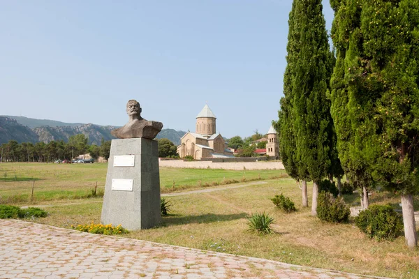 Mccheta, Gruzja - 17 sierpnia 2013: Samtawro Przemienienia Pańskiego Cerkiew i klasztor St. Nino w Mtskheta. Gruzja — Zdjęcie stockowe