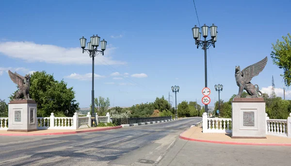 KERCH, CRIMEA - 14 de agosto de 2012: Antigua escultura de un grifo sobre un puente en Kerch, Crimea — Foto de Stock