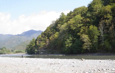 Nehir ve dağlarla dolu güzel bir manzara.